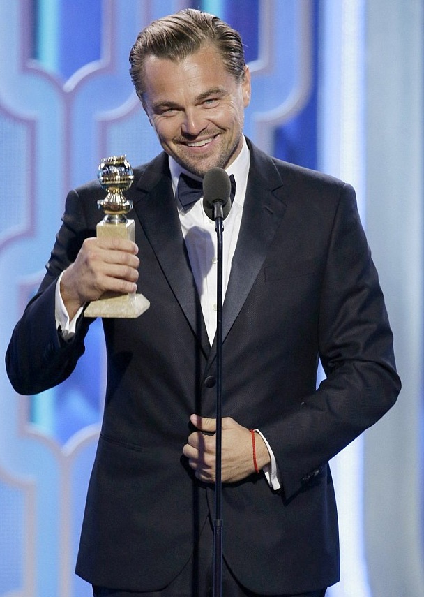 Hậu chia tay Leonardo DiCaprio, siêu mẫu tóc vàng diện váy xẻ sâu đi dự tiệc - 7
Trước bữa tiệc, Leonardo đã được vinh danh tại lễ trao giải Quả cầu vàng với tượng vàng dành cho Nam diễn viên xuất sắc nhất. Anh từ chối bình luận về mối quan hệ tan vỡ với người đẹp Kelly trong tất cả các cuộc phỏng vấn.