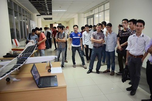 Nhiều sáng tạo độc đáo ở tháng sinh viên nghiên cứu khoa học - 3
Nghiên cứu chế tạo mô hình máy bay không người lái sử dụng năng lượng mặt trời (Phân ban Cơ khí Động lực). Những kết quả thử nghiệm gần nhất cho thấy thời gian bay đã đạt được 35 phút gấp hơn 2 lần so với khi không sử dụng pin mặt trời (15 phút). Hệ thống cứu hộ bằng dù hoạt động tốt, cho phép thu hồi máy bay trong trường hợp khẩn cấp.