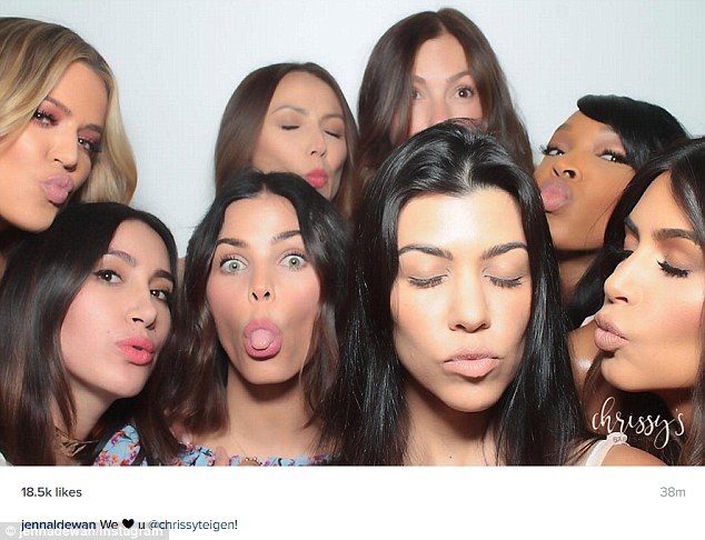 
Các cô gái đã có 1 bữa tiệc rất vui vẻ
