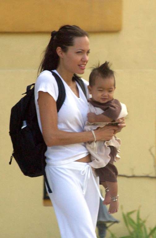 Những đứa trẻ tại Hollywood: Ngày ấy và bây giờ - 21
Maddox Jolie-Pitt được nữ diễn viên nổi tiếng Angelina Jolie nhận làm con nuôi từ một trại mồ côi tại Căm pu chia vào tháng 3/2002. Sau đó, Maddox lại tiếp tục được Brad Pitt, người lúc đó là bạn trai của Angelina Jolie, nhận nuôi vào đầu năm 2006.