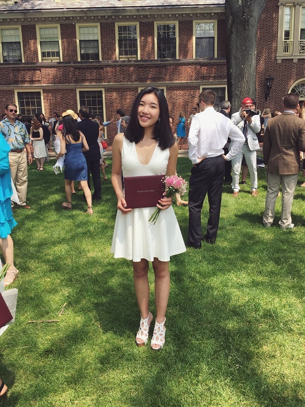 
Kiều Anh trong lễ tốt nghiệp trường trung học Loomis Chaffee, Hoa Kỳ.
