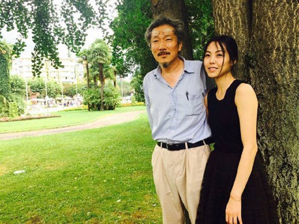 “Ngọc nữ” xứ Hàn bị chỉ trích vì cặp kè với đạo diễn có vợ - 1
Nữ diễn viên Kim Min Hee, 34 tuổi, đang cặp kè với đạo diễn đã có vợ, 56 tuổi, Hong Sang Soo.