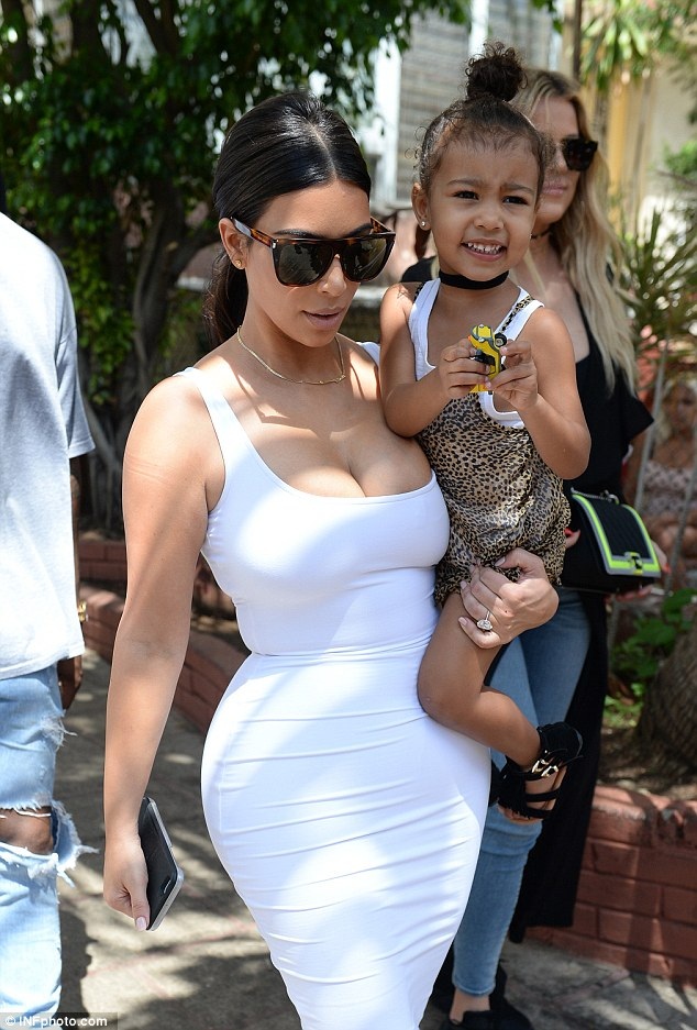 
Kim chia sẻ rằng, cô đã tăng cân rất nhiều sau khi mang bầu bé trai. Tháng 12 năm ngoái, Kim sinh con trai và ngay lập tức lên kế hoạch giảm cân sau sinh. Cô tập luyện và theo một chế độ ăn uống không tinh bột nghiêm ngặt.
