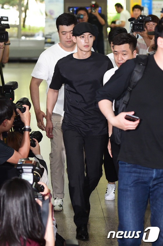 “Mỹ nam” Kim Hyun Joong lần đầu đối mặt bạn gái cũ sau scandal có “con rơi” - 2
Đây là lần đầu tiên Kim Hyun Joong lộ diện trước truyền thông kể từ khi scandal làm bạn gái cũ có bầu của anh trở thành tâm điểm của truyền thông xứ Hàn suốt gần 2 năm nay. Tháng 5 năm ngoái, khi sự việc trở nên “rầm rộ”, Kim Hyun Joong đã lên đường nhập ngũ và biến mất khỏi làng giải trí từ đó. Anh không lên tiếng bình luận về vụ việc mà chỉ nhường cho người đại diện của mình phát biểu trước truyền thông.