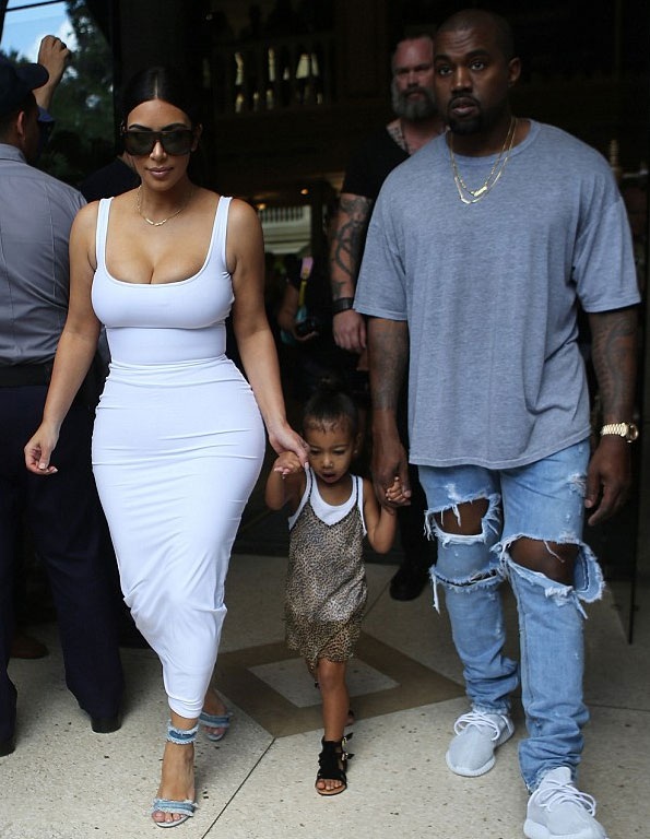 
Gia đình Kim và Kanye luôn thu hút sự quan tâm đặc biệt của báo giới tại bất kỳ nơi nào họ xuất hiện.
