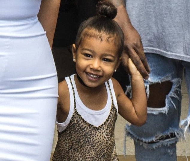 
Cô con gái nhỏ của Kim càng lớn càng đáng yêu và khá giống mẹ hồi nhỏ.
