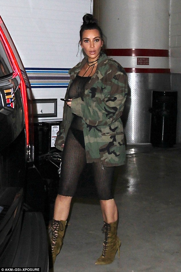 
Đó là lý do khiến người đẹp 36 tuổi quyết định mặc váy xuyên thấu gợi cảm như thế này
