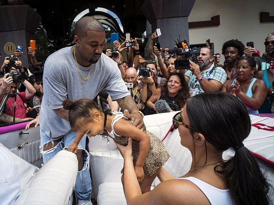 
Vợ chồng Kim giữa rừng máy ảnh và người hâm mộ tại Cuba.
