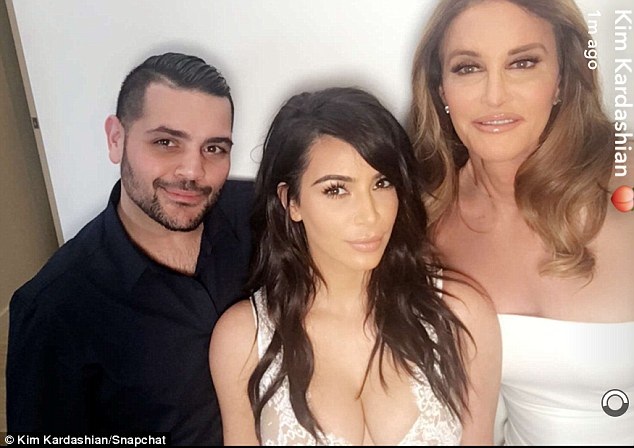 
Người đẹp siêu vòng ba vừa thăm nhà bố dượng - người giờ đã chuyển giới thành phụ nữ (ngoài cùng bên phải) và tỏ ra ghen tỵ khi được ngắm phòng chứa quần áo của bố dượng.
