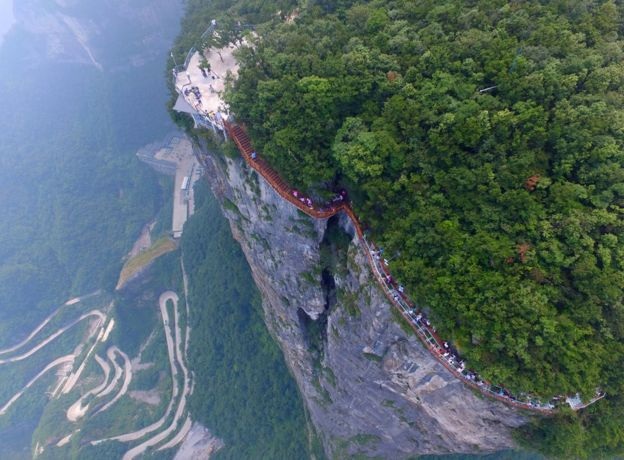 Cầu sàn kính cheo leo ở độ cao hơn 1.400m ở Trung Quốc - 1
Cây cầu có tên gọi “Rồng cuộn” với chiều dài 100m, rộng 1,6m, ở độ cao 1.402m so với mặt đất. (Ảnh: Getty)