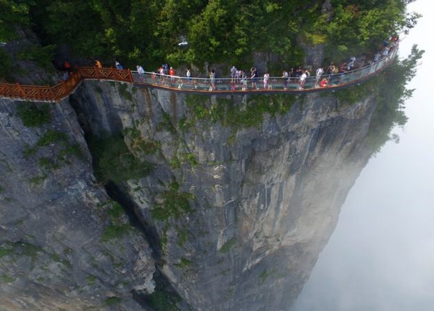 Cầu sàn kính cheo leo ở độ cao hơn 1.400m ở Trung Quốc - 2
Cây cầu vắt cheo leo ở vách núi Thiên Môn, nằm trong khu bảo tồn thiên nhiên Trương Gia Giới. (Ảnh: Getty)