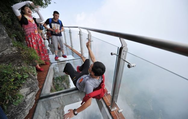 Cầu sàn kính cheo leo ở độ cao hơn 1.400m ở Trung Quốc - 3
Từ cây cầu này, du khách có thể chiêm ngưỡng toàn cảnh Hồ Nam. (Ảnh: Getty)