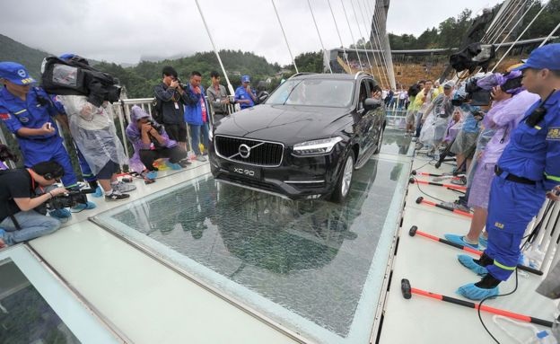 Cầu sàn kính cheo leo ở độ cao hơn 1.400m ở Trung Quốc - 6
Rốt cuộc là không có bất cứ sự cố nào xảy ra. (Ảnh: AP)