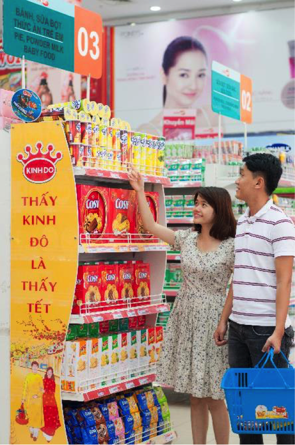 Bánh kẹo Tết 2016: Hàng "ba không" ế ẩm, hàng thương hiệu "lên ngôi" - 2
Kinh Đô ra mắt các sản phẩm phục vụ mùa Tết 2016.