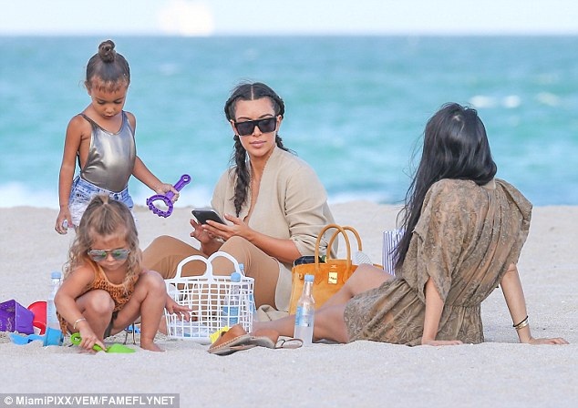 Cô Kim đưa con đi nghỉ mát - 1
Kim và chị gái Kourtney Kardashian đưa hai con đi nghỉ mát tại Miami ngày 22/4 vừa qua
