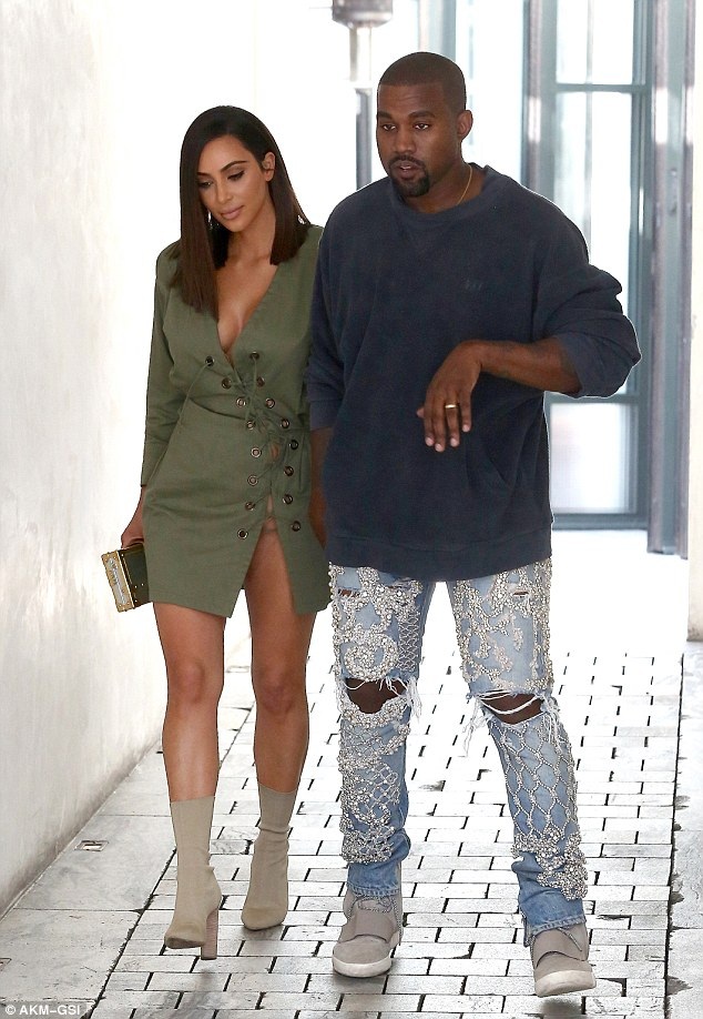 Cô Kim diện váy hở bạo và khoe tóc mới - 1
Kim Kardashian khoe tóc mới khi đi ăn trưa tại Los Angeles ngày 31/7 cùng chồng Kanye West