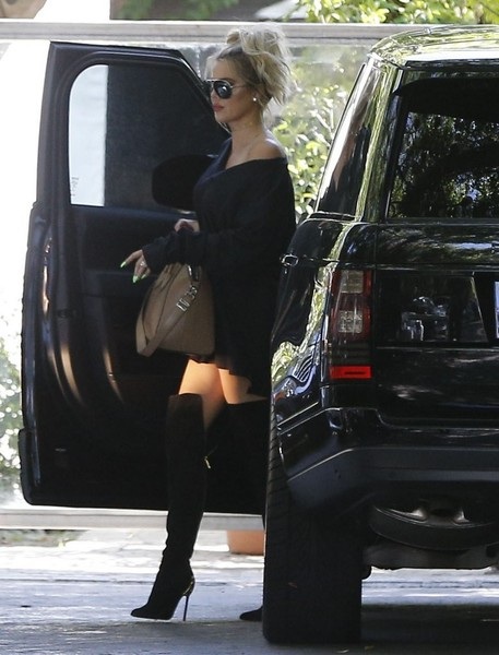 
Đi cùng cô còn có em gái Khloe (ảnh), mẹ và chị cô
