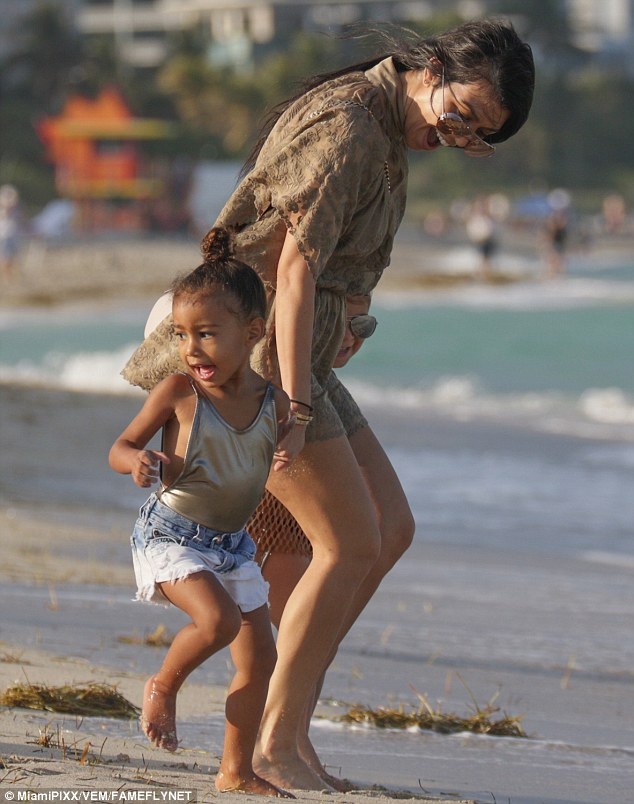 Cô Kim đưa con đi nghỉ mát - 3
Hai nhóc North và Penelope vui đùa với nắng gió