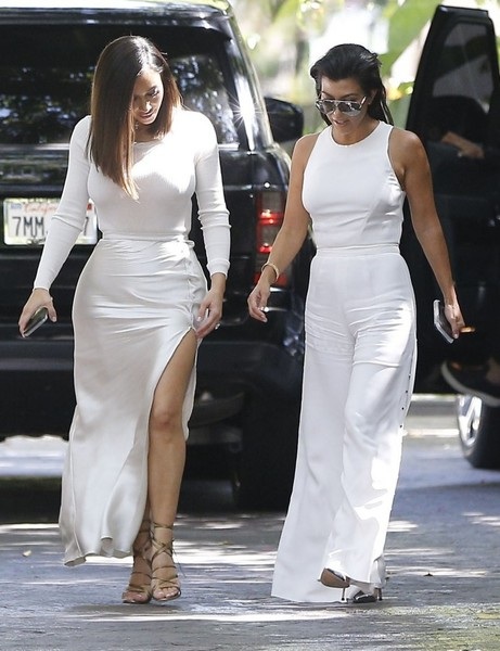 
Kim diện đồ cùng màu với chị gái Kourtney
