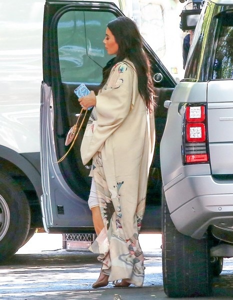 
Gần đây ngôi sao 35 tuổi vẫn thường gây khó hiểu với thời trang đường phố
