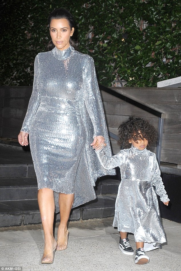 Kim Kardashian diện bốt nhựa trong suốt lạ mắt - 7
Buổi tối hôm trước, cô ăn vận sang trọng, đưa con gái đi xem buổi diễn của bố