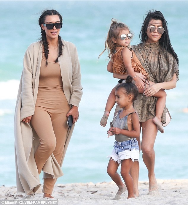 Cô Kim đưa con đi nghỉ mát - 9
Gia đình Kardashian rất nổi tiếng tại Mỹ thời gian này và show truyền hình thực tế của họ thu hút lượng lớn khán giả theo dõi.
