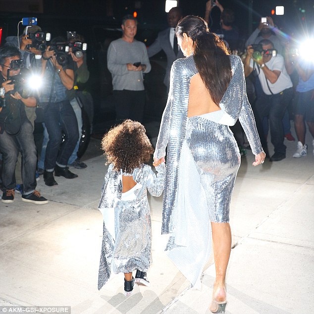 Kim Kardashian diện bốt nhựa trong suốt lạ mắt - 8
Hai mẹ con vừa bước ra cửa đã được một đám thợ săn ảnh chào đón.