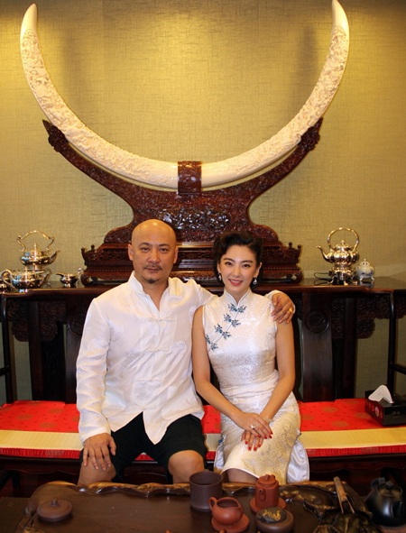 Đường tình trắc trở của sao “mỹ nhân ngư” Trương Vũ Kỳ - 9
Thời điểm Toàn An bị bắt vì mua dâm, Vũ Kỳ đang ở nước ngoài làm việc. Sự cố này cũng được báo giới đăng tải khi Vũ Kỳ vừa hạnh phúc thổ lộ, cô hạnh phúc với cuộc sống bên Toàn An và dự định sinh con vào năm 2014. Sau sự việc ồn ào của chồng, Vũ Kỳ đã đệ đơn ly dị và chia tay với đạo diễn gần gấp đôi tuổi của cô.