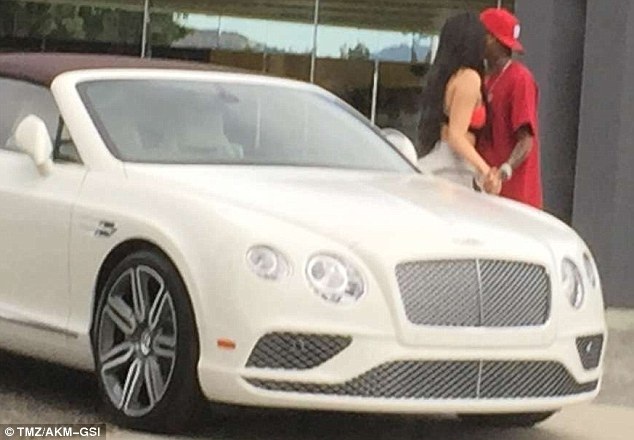 Em cô Kim đã hàn gắn quan hệ với Rapper gốc Việt - 3
Sau hơn 1 tháng xa cách, em cô Kim - Kylie Jenner và bạn trai Tyga đã hàn gắn quan hệ tình cảm