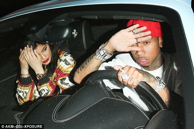 Em cô Kim đã hàn gắn quan hệ với Rapper gốc Việt - 5
Kylie Jenner và bạn trai Tyga đã nhận ra không thể sống thiếu nhau và việc họ hàn gắn quan hệ khiến fans rất vui mừng