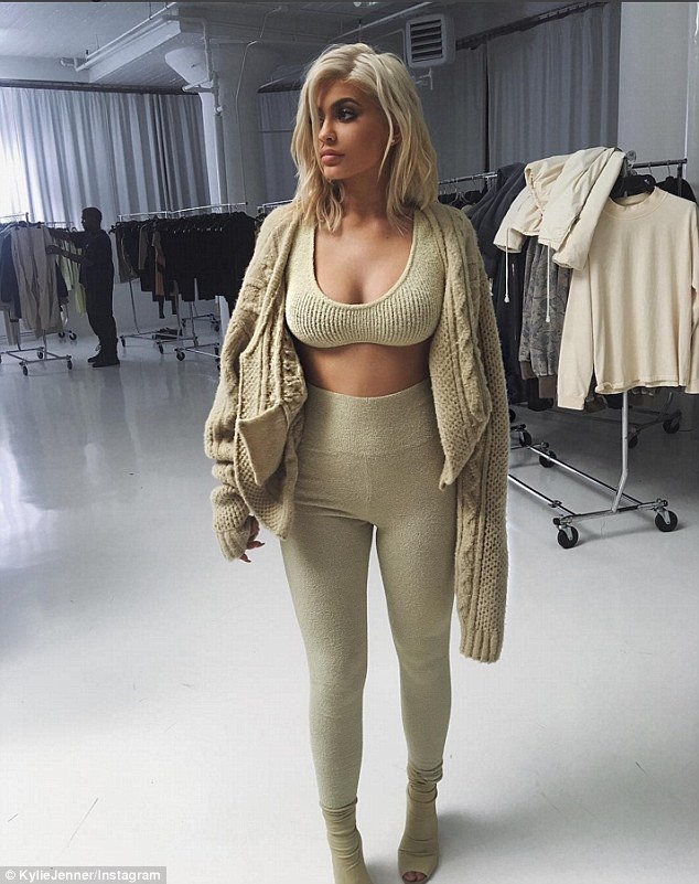 Kylie Jenner hở bạo sau tin đồn nâng ngực - 4
Kylie Jenner dường như hở bạo sau tin đồn nâng ngực