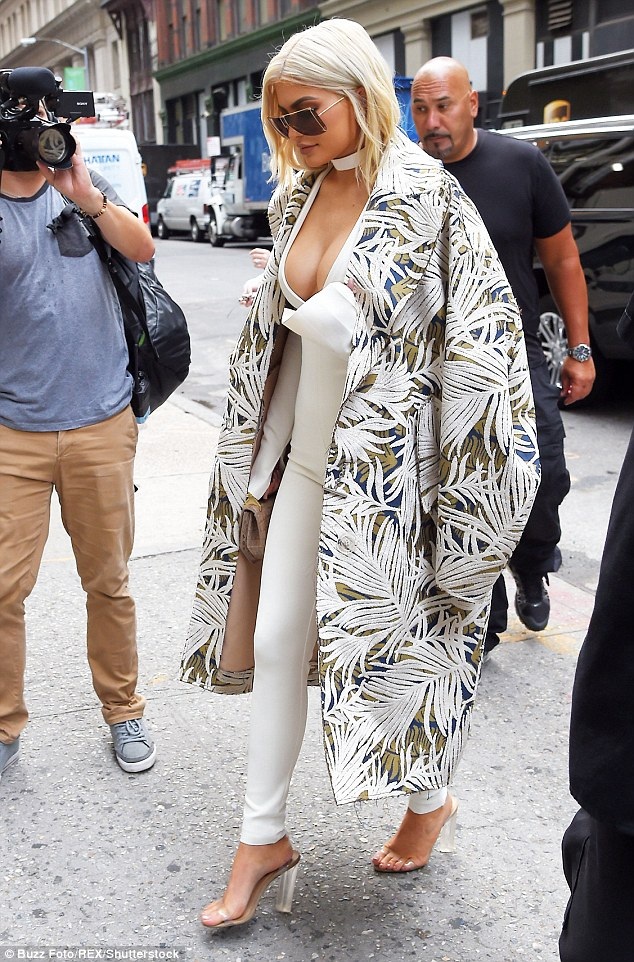 Kylie Jenner hở bạo sau tin đồn nâng ngực - 5
Người đẹp 19 tuổi phủ nhận những tin đồn này, cô khẳng định vòng một nảy nở tự nhiên