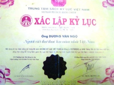 
Năm 2009, cụ Ngộ được công nhận kỷ lục là “người viết thư thuê lâu năm nhất Việt Nam.
