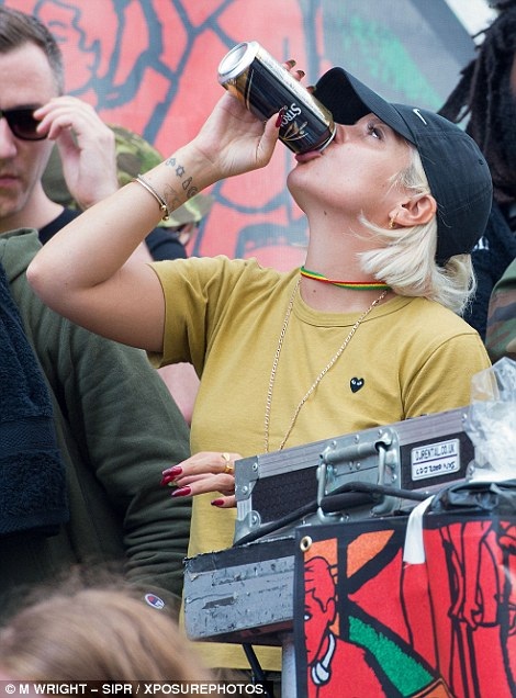 Sau nhậu nhẹt, nữ ca sỹ Anh ngất xỉu trên phố - 1
Lily Allen liên tục uống rượu, các loại chất kích thích và hút thuốc lá cuốn tại lễ hội Notting Hill ngày 30/8 vừa qua