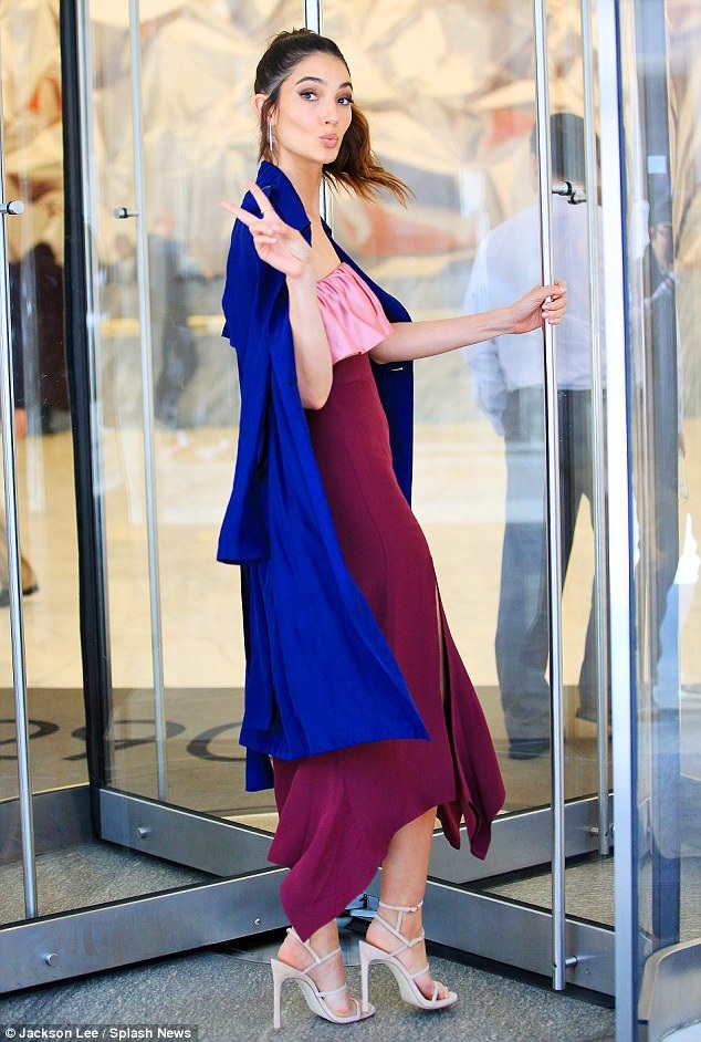 Phối đồ đẹp như siêu mẫu áo tắm - 3 
Chân dài người Mỹ kết hợp khéo léo giữa các màu duyên dáng như: Hồng, tím, xanh, trắng