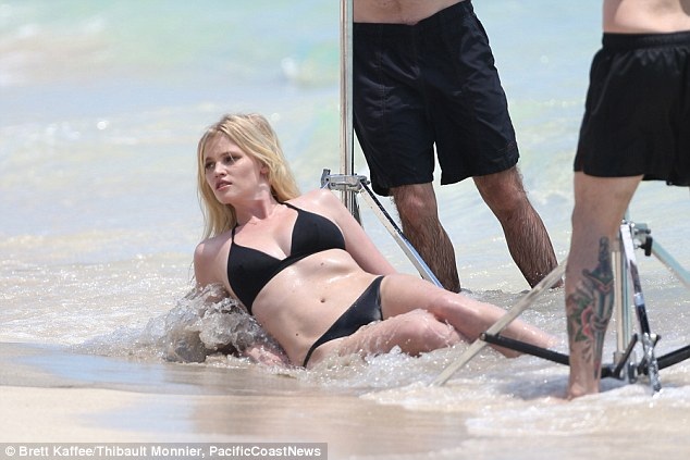 Siêu mẫu gợi cảm thản nhiên cởi áo trên biển - 4
Lara Stone tạo dáng gợi cảm trên biển