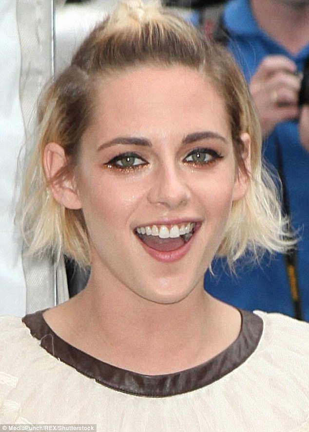 Bế bụng bầu, kiều nữ gợi tình vẫn gợi cảm - 7
Kristen Stewart và nụ cười hiếm hoi...
