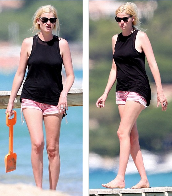 Biểu tượng gợi cảm lộ bụng phệ trên biển - 6
Siêu mẫu cao 1,77m không còn giữ được dáng vóc bốc lửa như thời son rỗi