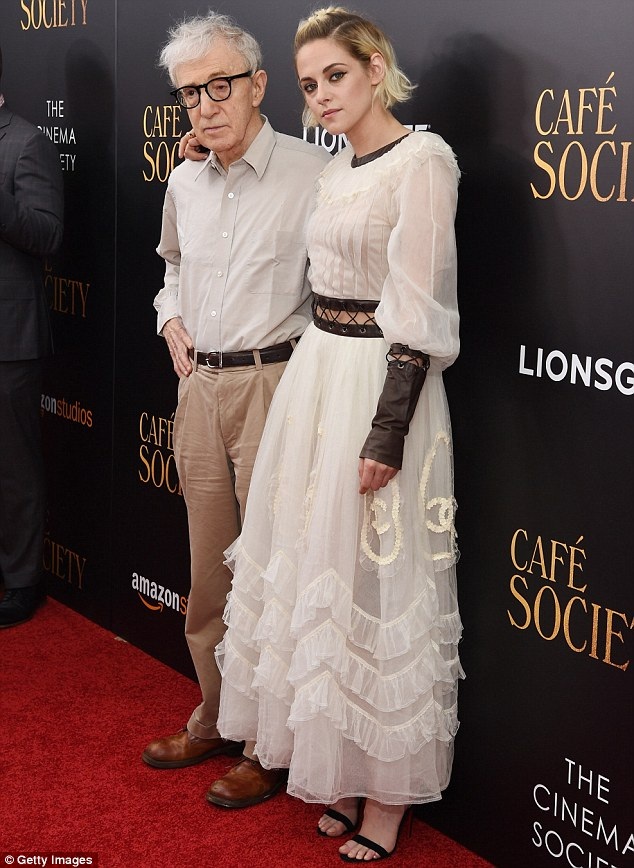 Bế bụng bầu, kiều nữ gợi tình vẫn gợi cảm - 8
Đạo diễn Woody Allen và Kristen sánh đôi trên thảm đỏ.