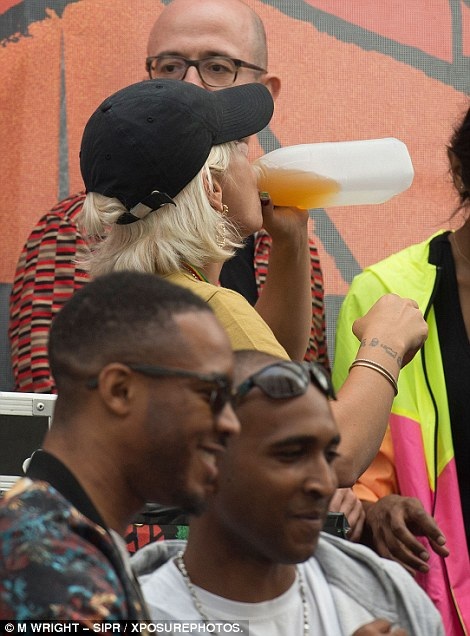 Sau nhậu nhẹt, nữ ca sỹ Anh ngất xỉu trên phố - 2
Nữ ca sỹ 1 thời đình đám dường như đã mất kiểm soát bản thân...