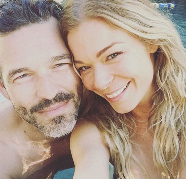 Ca sỹ Mỹ diện áo xẻ bạo - 10
Kết hôn 2 lần nhưng LeAnn vẫn chưa sẵn sàng để sinh nở.