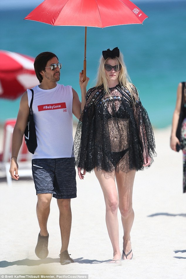 Siêu mẫu gợi cảm thản nhiên cởi áo trên biển - 10 Siêu mẫu gợi cảm thản nhiên cởi áo trên biển - 10