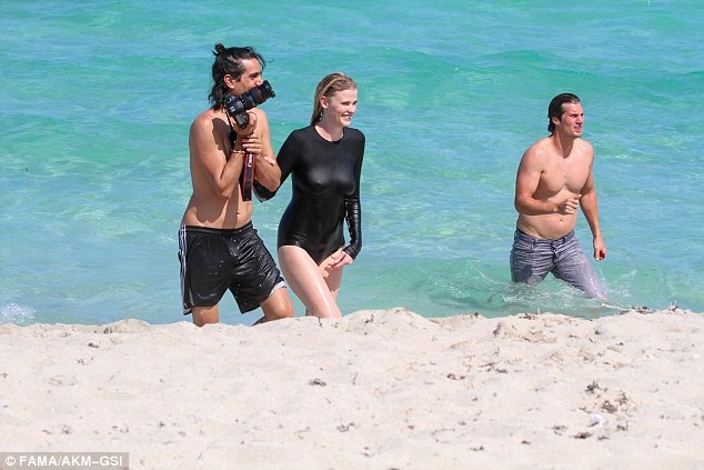 Siêu mẫu gợi cảm thản nhiên cởi áo trên biển - 14 Siêu mẫu gợi cảm thản nhiên cởi áo trên biển - 14