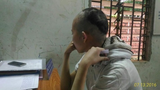 
Nạn nhân tố cáo bị ông Th. cạo đầu (ảnh: Người lao động)
