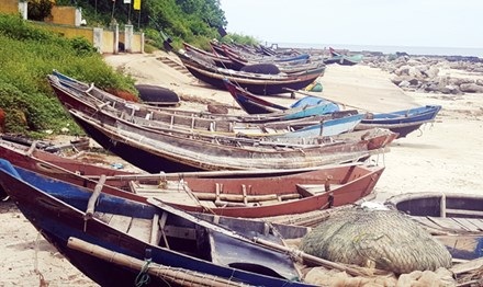 Đổi nghề, nhớ biển - 1
Thuyền của ngư dân Cửa Việt phơi mình trên cát. Ảnh: Khánh Huyền.