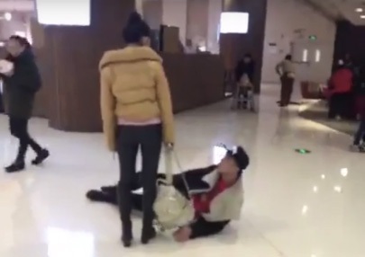 Tranh cãi clip chàng trai lăn tròn dưới đất để xin lỗi người yêu - 1
Hình ảnh chàng trai lăn bò trên mặt đất thay lời xin lỗi khiến dân mạng phản ứng dữ dội.