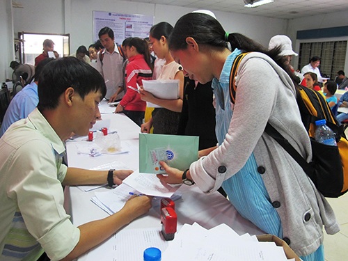 Tháng 6, TP.HCM: Dự kiến có 25.000 việc làm trống - 1
Người lao động tìm việc tại TP.HCM. (Ảnh có tính minh họa)