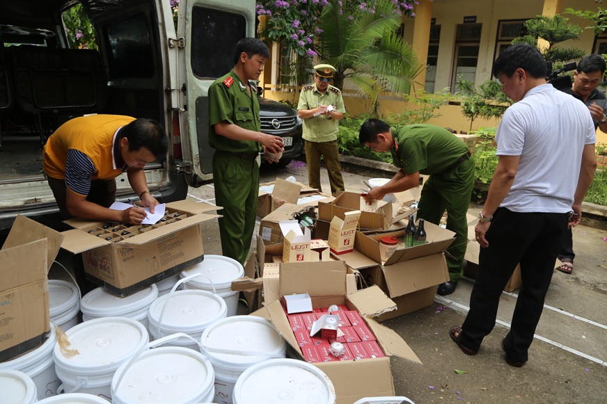 Lạng Sơn: Thu giữ hơn 15 tấn thực phẩm và thuốc lậu - 2
Mỹ phẩm nhập lậu bị thu giữ