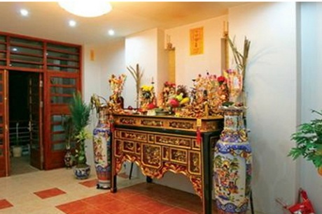 Lưu ý khi lau dọn bàn thờ ngày rằm tháng 7 - 1 Tránh việc xê dịch tượng và bát hướng trong quá trình lau dọn bàn thờ (Ảnh minh họa: Internet)