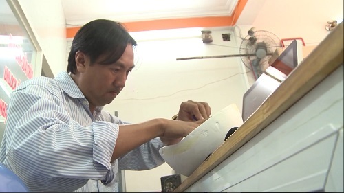 Anh Trương Thành Lễ mầy mò nghiên cứu thành công Mũ bảo hiểm thông gió